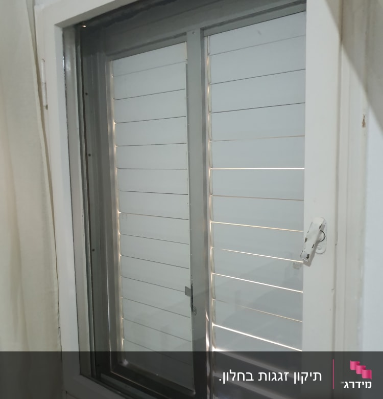 חלון זכוכית עם תריסים סגורים